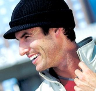 Шапка плетена с козирка 