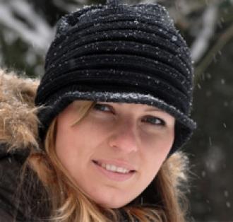 Плетена шапка с козирка