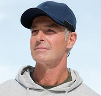 Зимна шапка с козирка