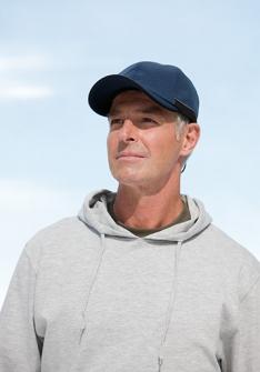 Зимна шапка с козирка