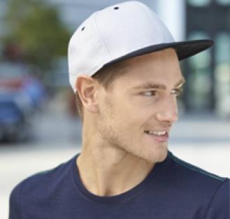 Шапка с права козирка