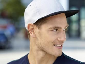 Шапка с права козирка