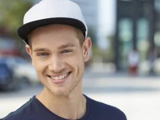 Шапка с права козирка