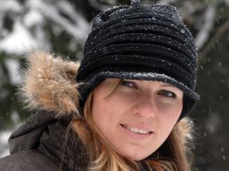 Плетена шапка с козирка